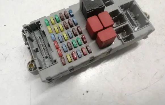 Alfa Romeo 159 Fuse module 50513353
