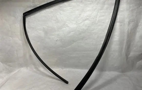 Renault Zoe Rubber seal front door window/glass 803314036R