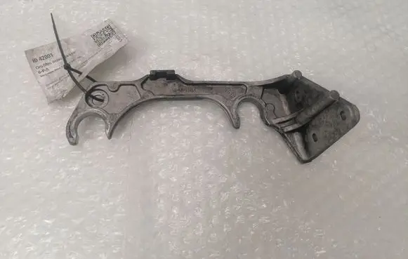 Mercedes-Benz E W212 Air filter cleaner box bracket assembly A6510940127