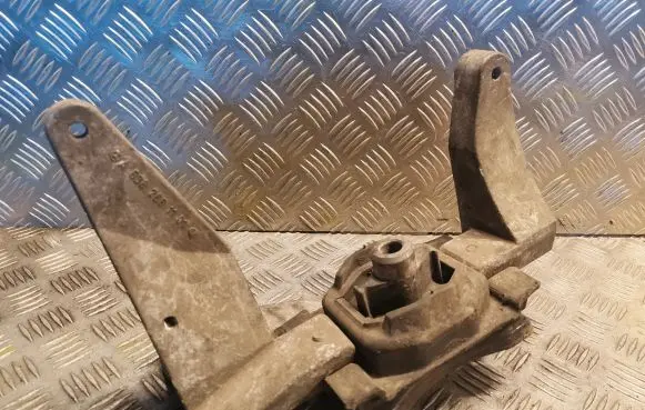 Mercedes-Benz Vito Viano W638 Engine mounting bracket 6382661101