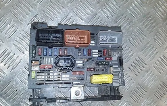 Citroen DS3 Fuse module 9664706280