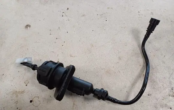 Ford Focus C-MAX Clutch master cylinder 3M517A543AE