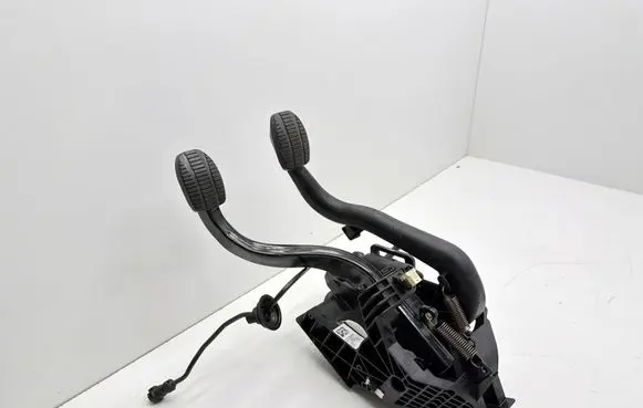 BMW 1 F40 Accelerator throttle pedal 6898135 19929610 81007528A