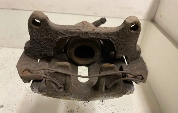 Volkswagen PASSAT B6 Front brake caliper