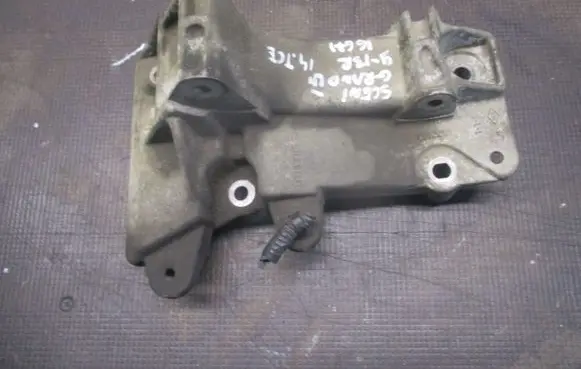 Renault Scenic III - Grand scenic III Generator/alternator bracket 