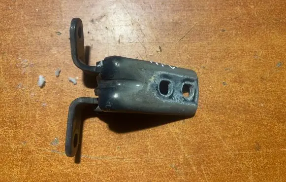 Opel Astra J Front door lower hinge 