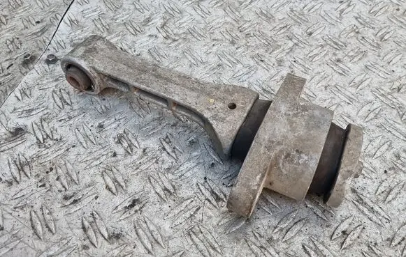 KIA Sportage Engine mount bracket 219572S000
