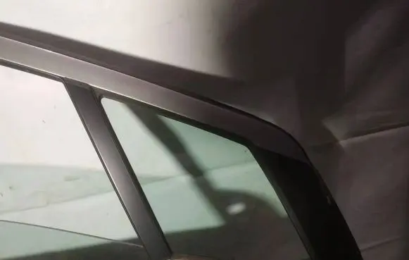 Mercedes-Benz A W168 Front door vent window glass four-door as2
