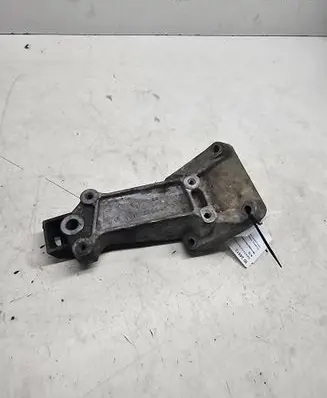 Engine mounting bracket