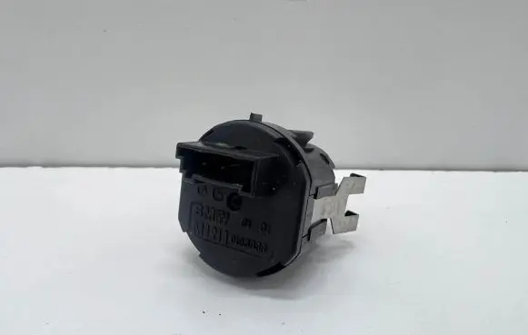 Passenger airbag on/off switch