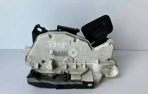 Volkswagen Golf VI Front door lock 5K1837015B