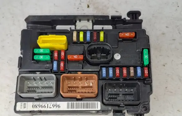 Peugeot 208 I Fuse module 9667199680