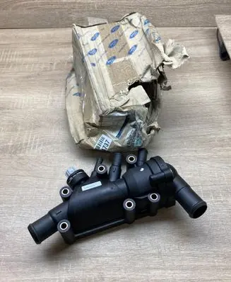Ford Fiesta Thermostat/thermostat housing 1337823 XS6E8A586AL