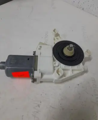 Mercedes-Benz GLE (W166 - C292) Front door window regulator motor 0130822755