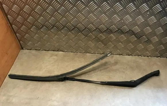 Mercedes-Benz E C207 W207 Windshield/front glass wiper blade A2078200044