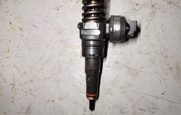 Volkswagen Golf V Fuel injector 038130073BN 038130073
