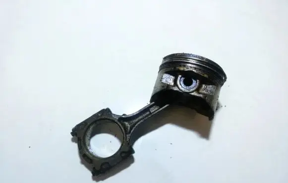 Mitsubishi Carisma Piston with connecting rod