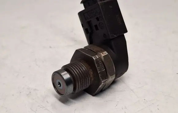 BMW 3 E90 E91 Fuel pressure sensor 0281002497 13537787167