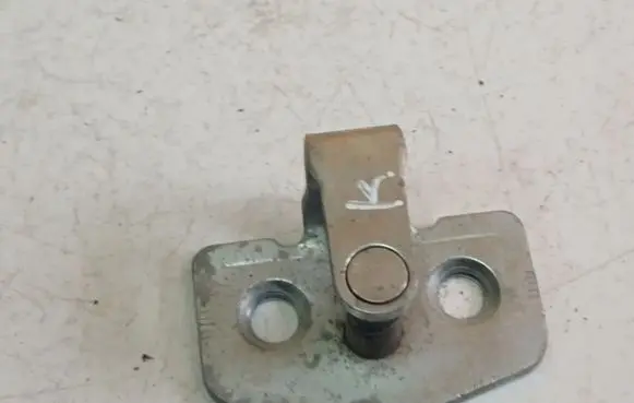 Opel Astra H Rear door lock loop/hook striker 