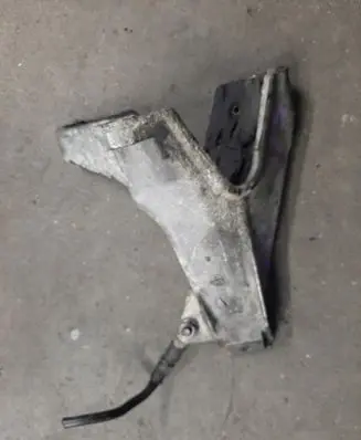 Audi A4 S4 B7 8E 8H Engine mounting bracket 8E0199308D