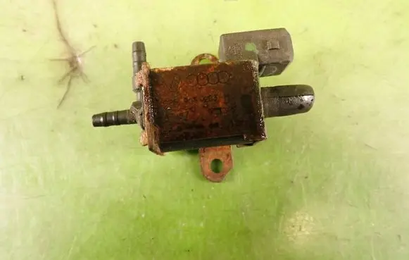 Audi A4 S4 B5 8D Breather valve 026906283H