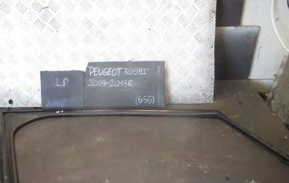 Peugeot 3008 I Rubber seal front coupe door window 9682925780