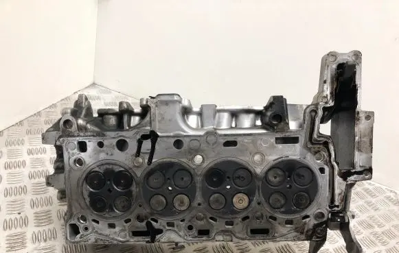 Toyota Avensis T270 Engine head 16220203