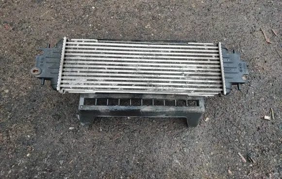 Opel Vivaro Intercooler radiator 7700312903 91166035 868926Q