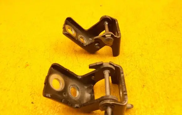 Citroen DS4 Front door upper hinge