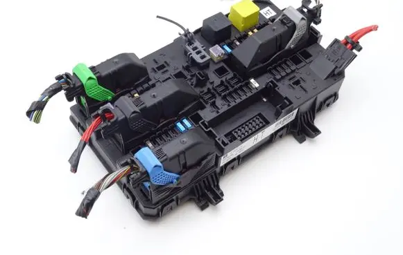 Opel Astra H Fuse module 13222173