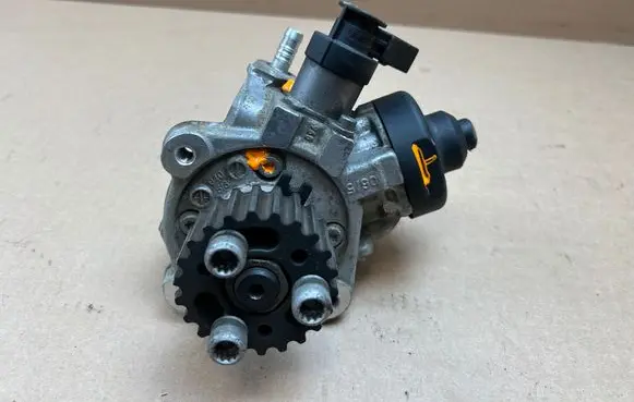 Volkswagen PASSAT B7 Fuel injection high pressure pump 03L130755L