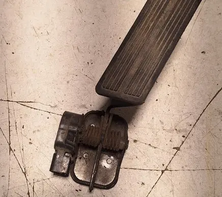 Accelerator throttle pedal