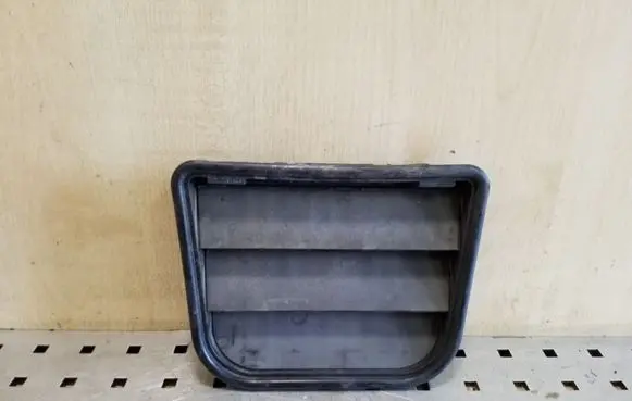 Quarter panel pressure vent