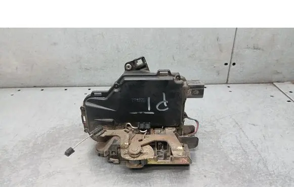 Volkswagen PASSAT B5 Rear door lock