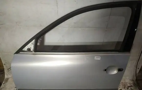 Volkswagen PASSAT B5 Front door pilkos