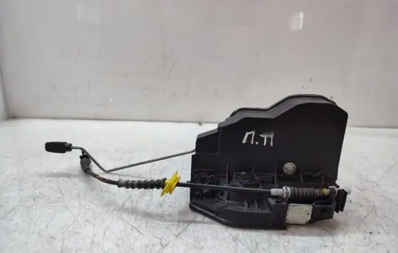 BMW X3 E83 Front door lock 7202144