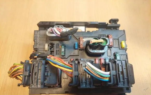 Peugeot 207 Central body control module 9664055780 BSML1100