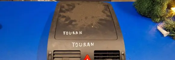 Volkswagen Touran I Dash center air vent grill