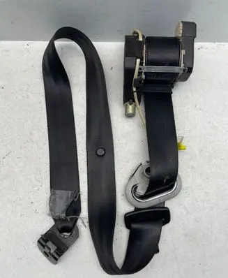 Volkswagen Golf IV Front seatbelt 33014051