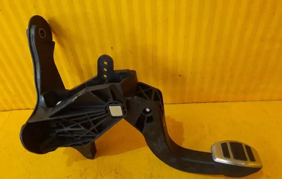 Opel Mokka B Brake pedal