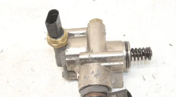 Audi A4 S4 B7 8E 8H Fuel injection high pressure pump 06F127025B