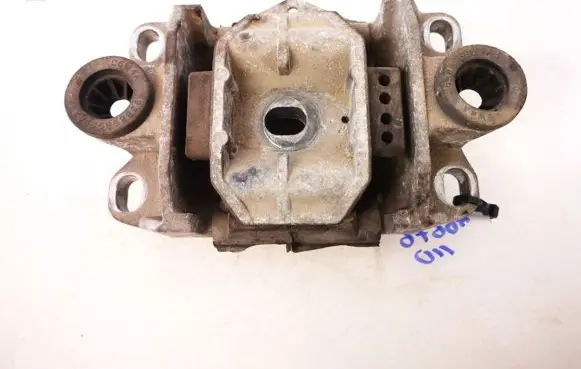 Ford Mondeo Mk III Engine mount bracket 95869b929aa