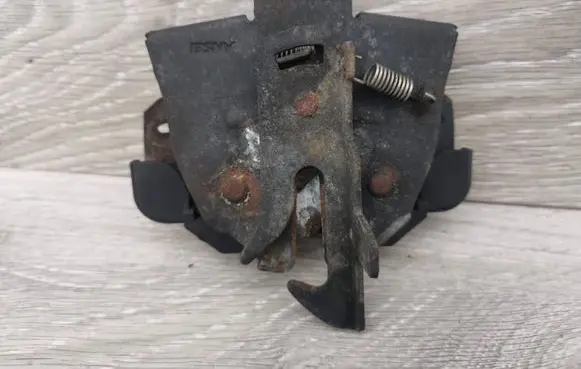 Mitsubishi Colt Engine bonnet/hood lock/catch
