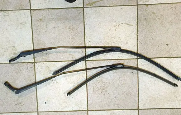 Peugeot 5008 Front wiper blade arm