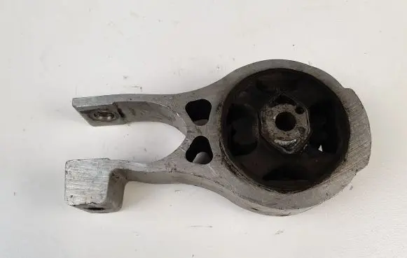 Peugeot 508 Engine mount bracket