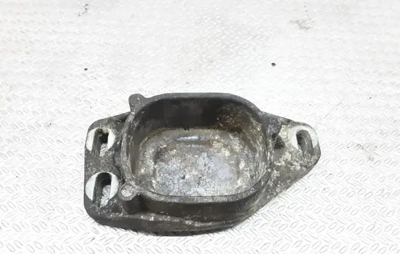 Volkswagen PASSAT B5.5 Engine mounting bracket 81178072