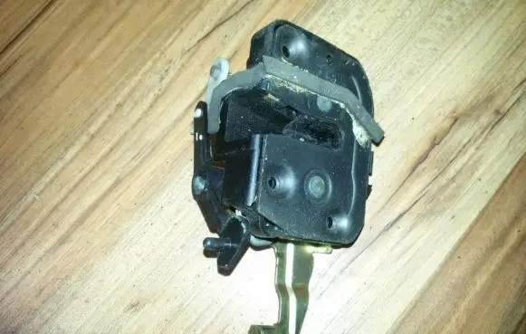 Mazda 323 Rear door lock