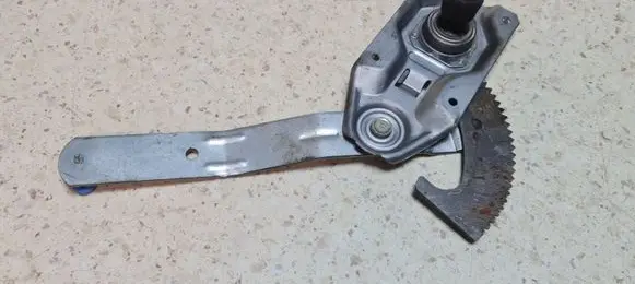 Rear door manual window regulator