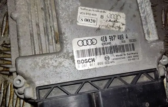 Audi A8 S8 D3 4E Engine control unit/module 4E0907409A