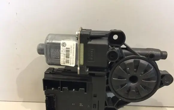 Volkswagen PASSAT B7 Front door window regulator motor 3C0959792C 3AA959702A 918434110